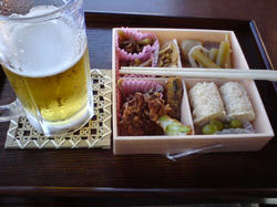 蓮見茶屋 弁当とビール 千円